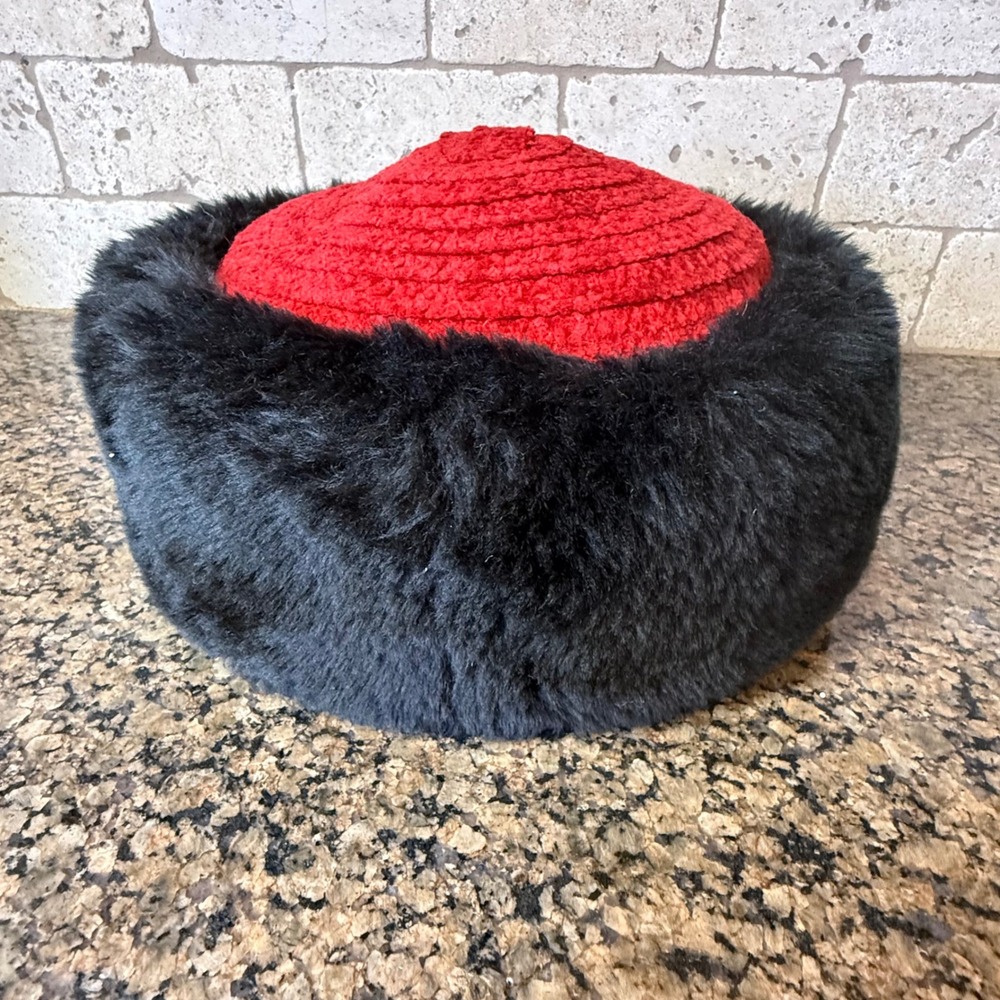 BETMAR New York Vintage Bucket Style Hat Red Chenille & Black‎ Faux Fur